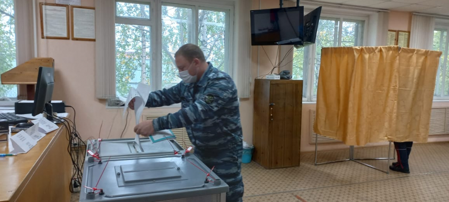 Сотрудники УФСИН Карелии голосуют на работе