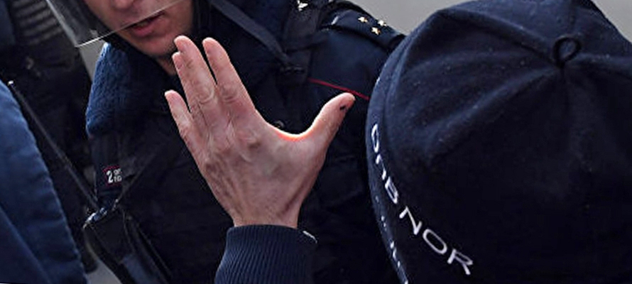 В Петрозаводске мужчина ударил в лицо полицейского в торговом центре