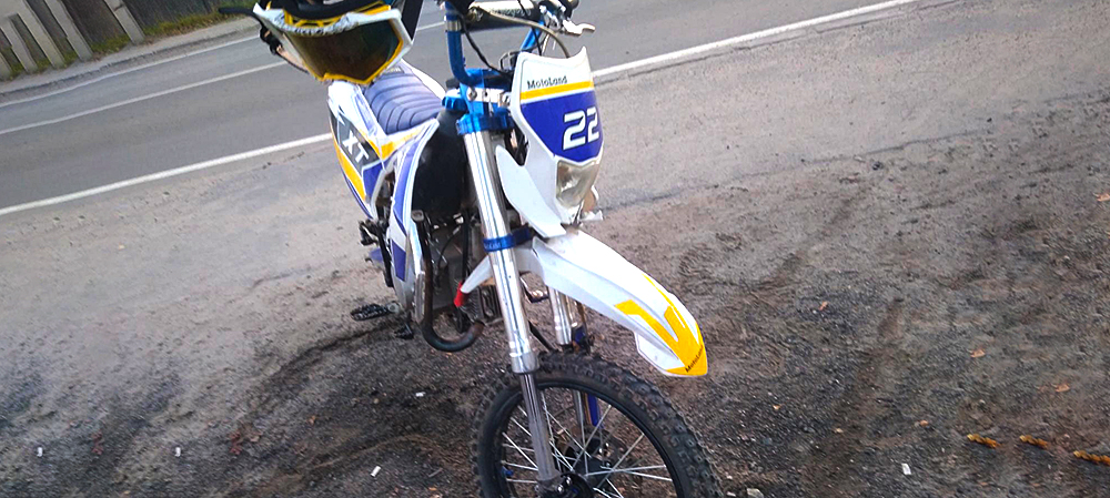 Подросток на мотоцикле врезался в автомобиль на трассе в Карелии
