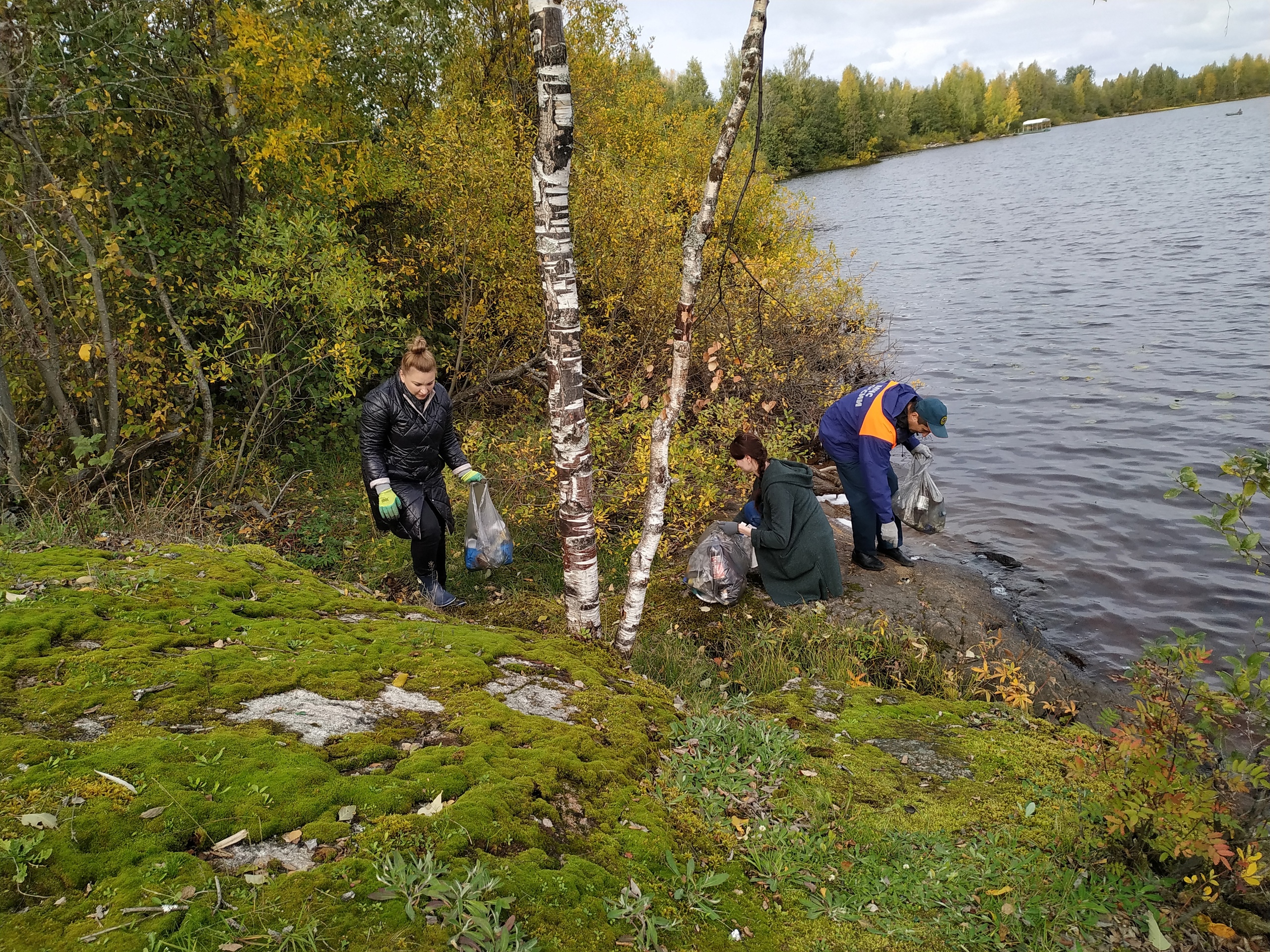 Сотрудники ГИМС Карелии убрали мусор на берегу озера в Суоярви, а в Беломорске на субботник собирали добровольцев