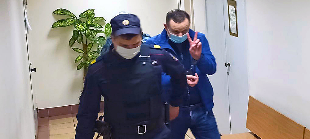 Обвиняемый в коррупции экс-спикер Петросовета показал знак «победы» прессе