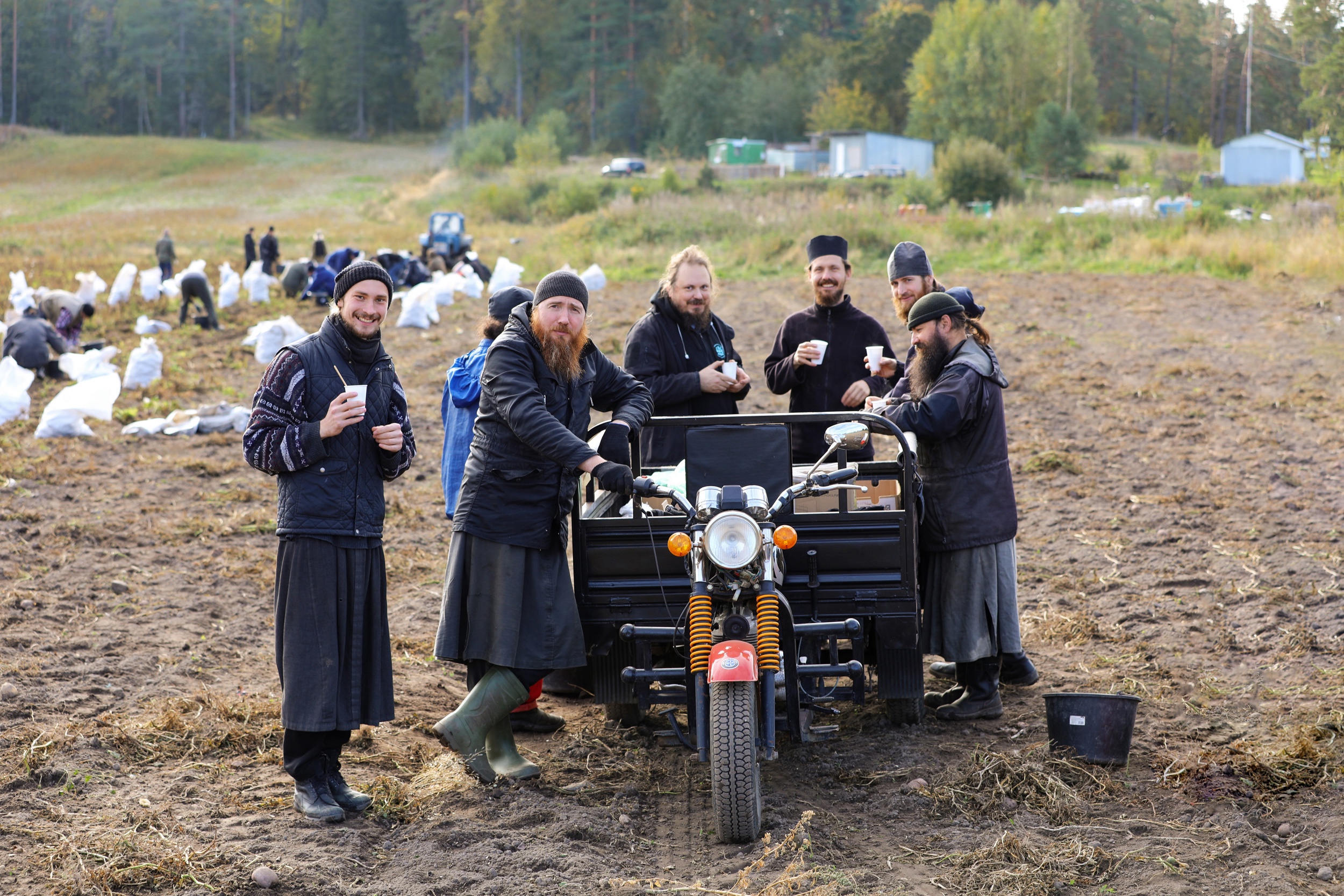 В Карелии валаамские монахи отправились «на картошку» (ФОТО)