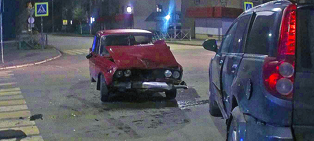 Два автомобиля устроили жесткое ДТП на пустом перекрестке в Карелии (ВИДЕО)