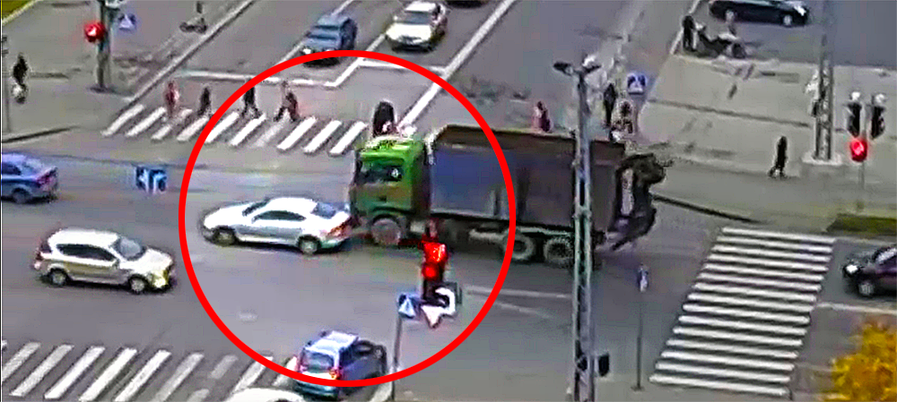 Мусоровоз протащил легковушку по перекрестку в Петрозаводске (ВИДЕО)