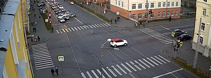 Массовое ДТП в центре Петрозаводска спровоцировал вылетевший на "красный" автомобиль (ВИДЕО)