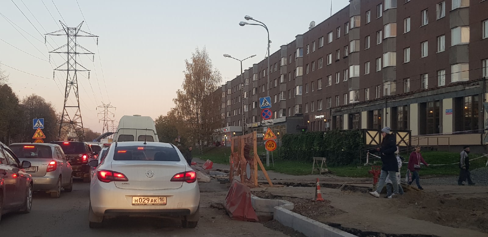 Апокалипсис в Петрозаводске: водители стоят в пробке, пешеходы прыгают по островкам асфальта (ФОТО)