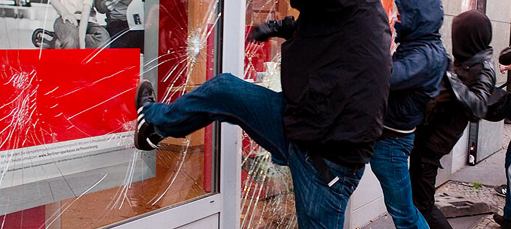 В Петрозаводске подростки разбили витрину в магазине и пытались угнать автомобиль