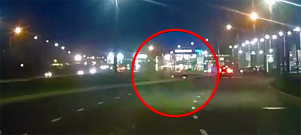 Мотоциклист перевернулся и упал на газон на проспекте в Петрозаводске (ВИДЕО)