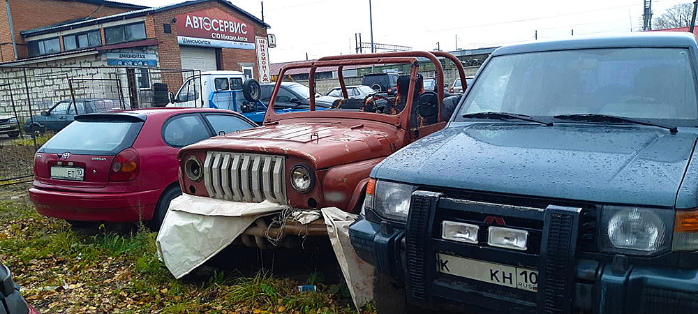 ЕДДС Петрозаводска просит горожан убрать машины, припаркованные над аварийным участком теплотрассы