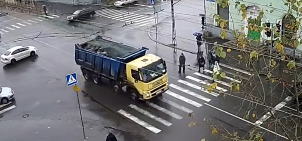В Петрозаводске грузовик «пролетел» на красный свет в метре от пешеходов (ВИДЕО)