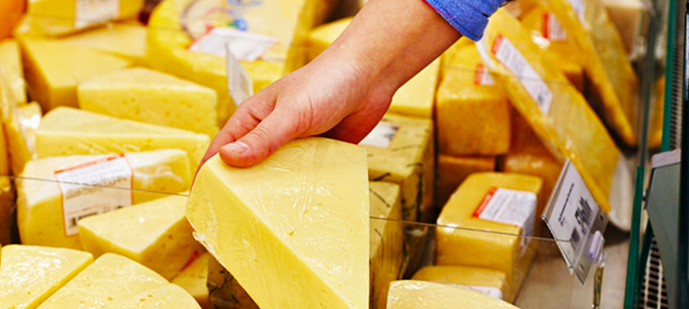 Жительница Карелии за несколько «ходок» наворовала в магазине сыра на 23 тысячи рублей 