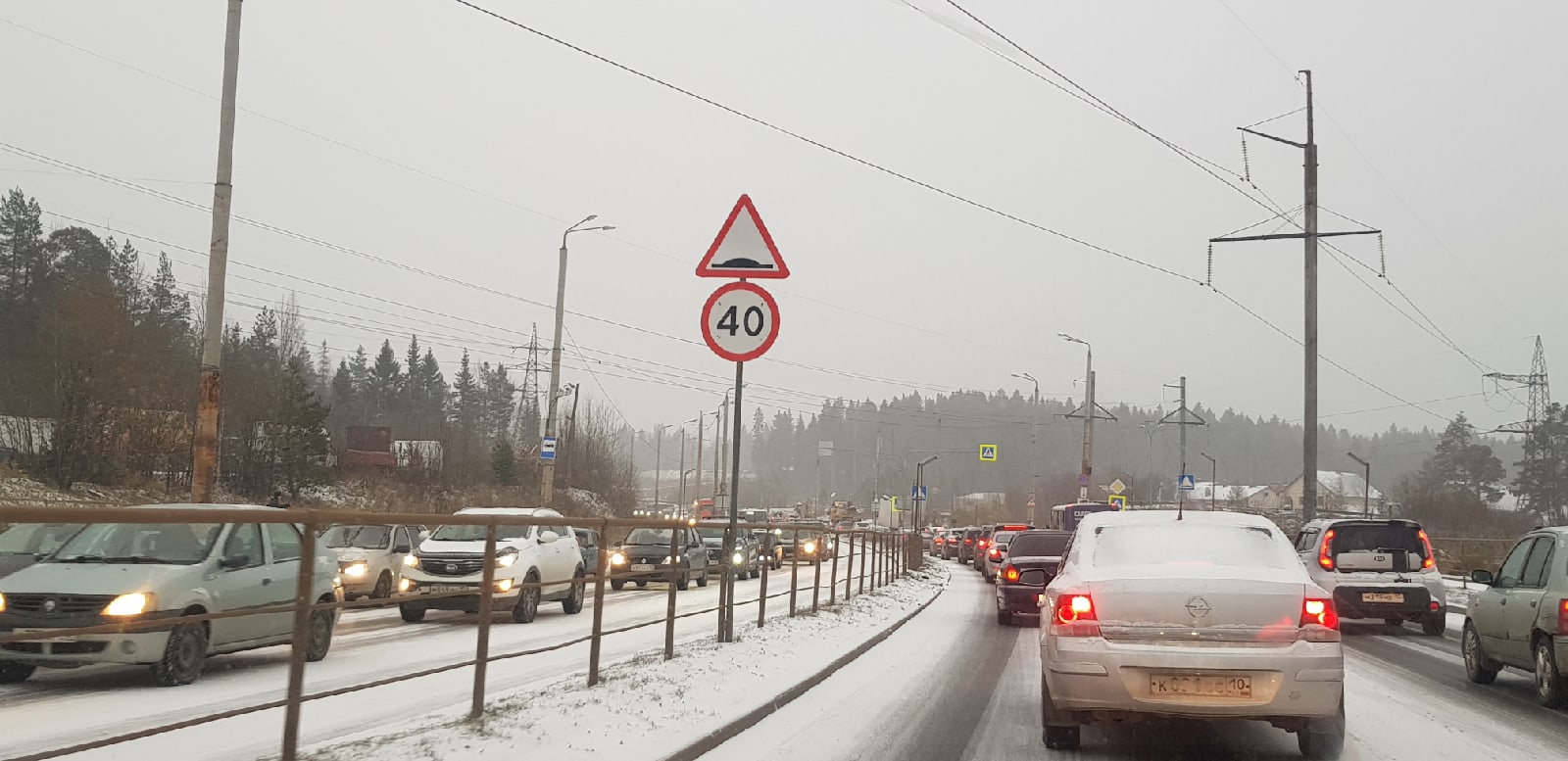 ГИБДД Петрозаводска призвала водителей не дожидаться следующего снегопада и сменить летние шины на зимние