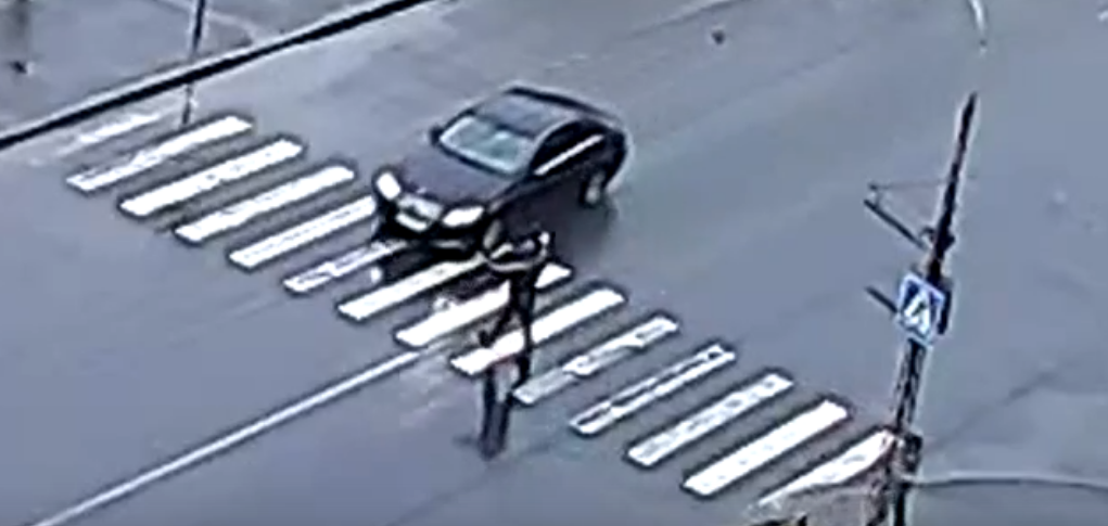 «Чучело на Мерсе»: водитель иномарки чудом не сбил пешехода на «зебре» в Петрозаводске (ВИДЕО)
