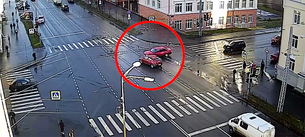Две легковушки столкнулись на перекрестке в самом центре Петрозаводска (ВИДЕО)