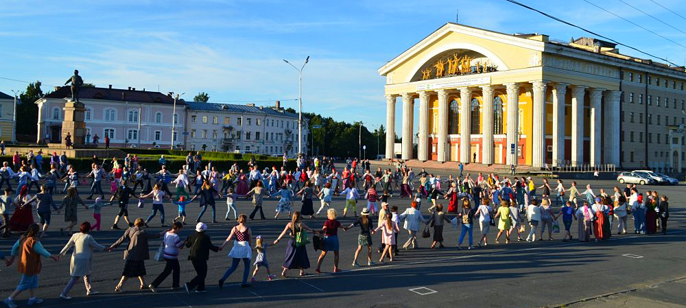 Население карелии. Крууга танец Петрозаводск. Населения Петрозаводск Карелия. Карельская крууга. Центральная площадь Петрозаводска.