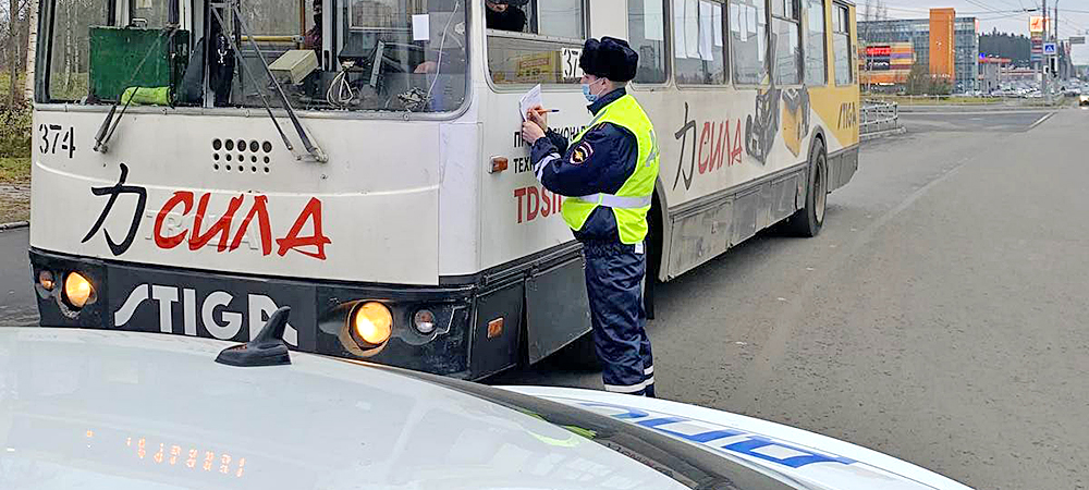 Водитель троллейбуса в Петрозаводске был наказан за езду с телефоном в руках