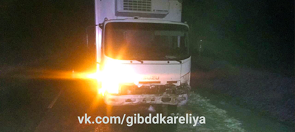 Молодой водитель грузовика попал в ДТП на трассе в Карелии