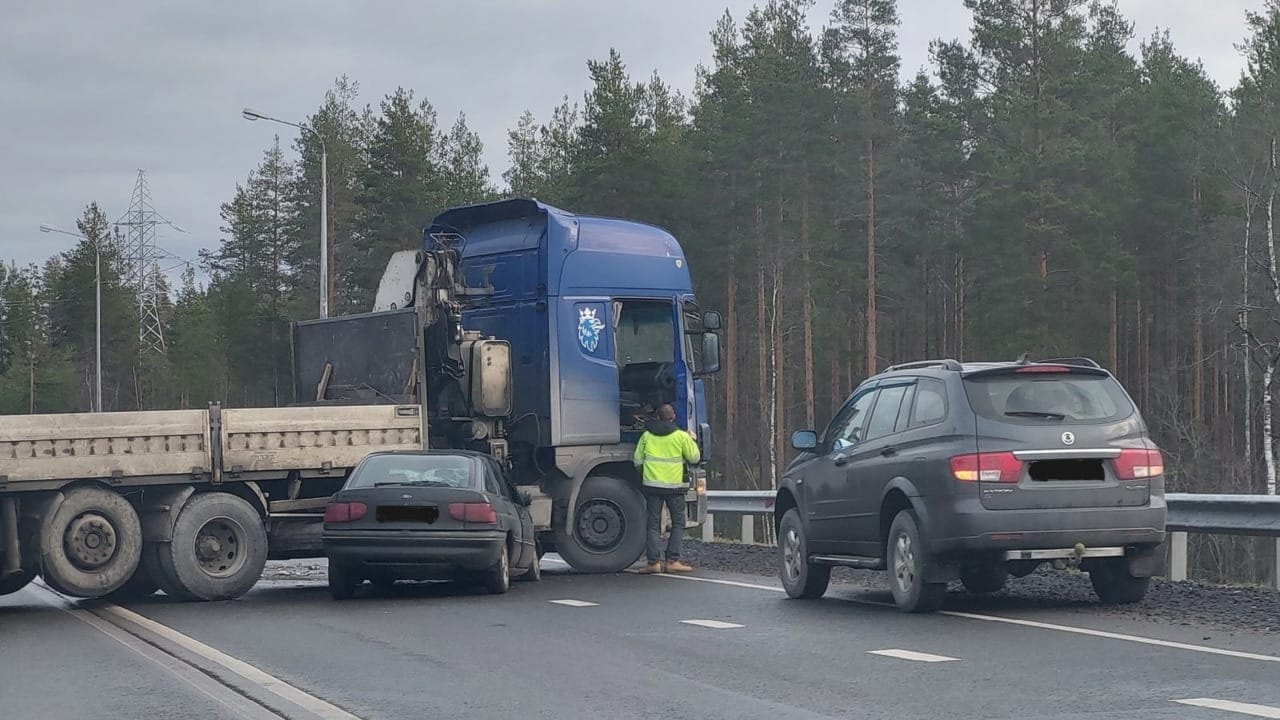 Автомобиль из Карелии попал в ДТП в Ленобласти – есть пострадавшие