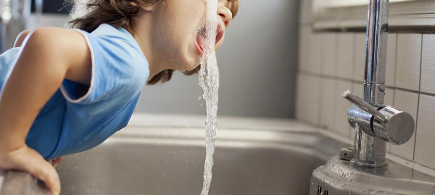 Попейте холодной воды. Холодная вода. Вода из под крана. Пить воду из под крана. Ребенок пьет воду из под крана.