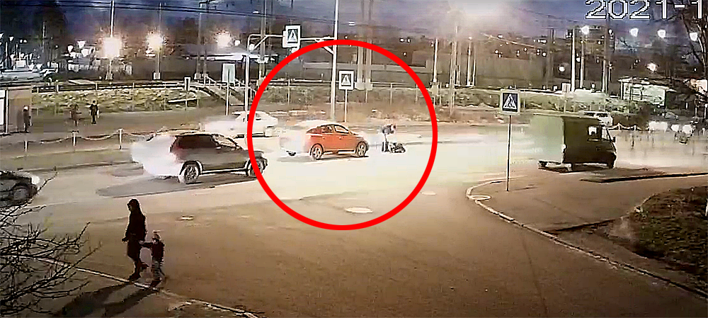 В ГИБДД Петрозаводска выясняют, куда водитель увез сбитую женщину (ВИДЕО)