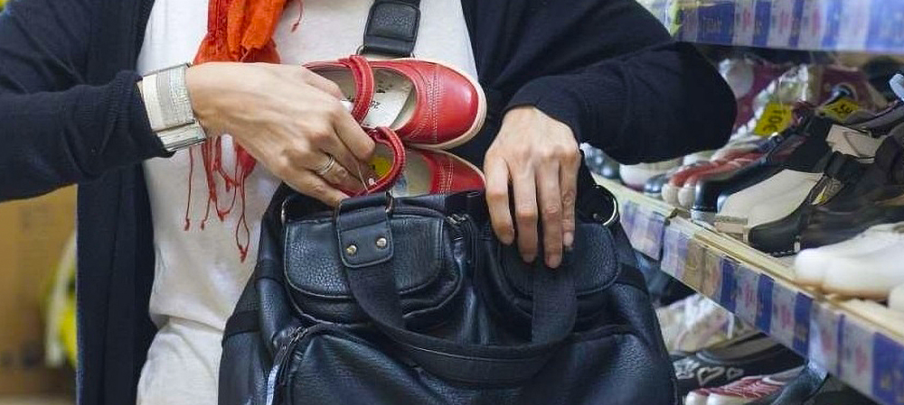 Рецидивистка в Петрозаводске украла 4 пары обуви в одном магазине