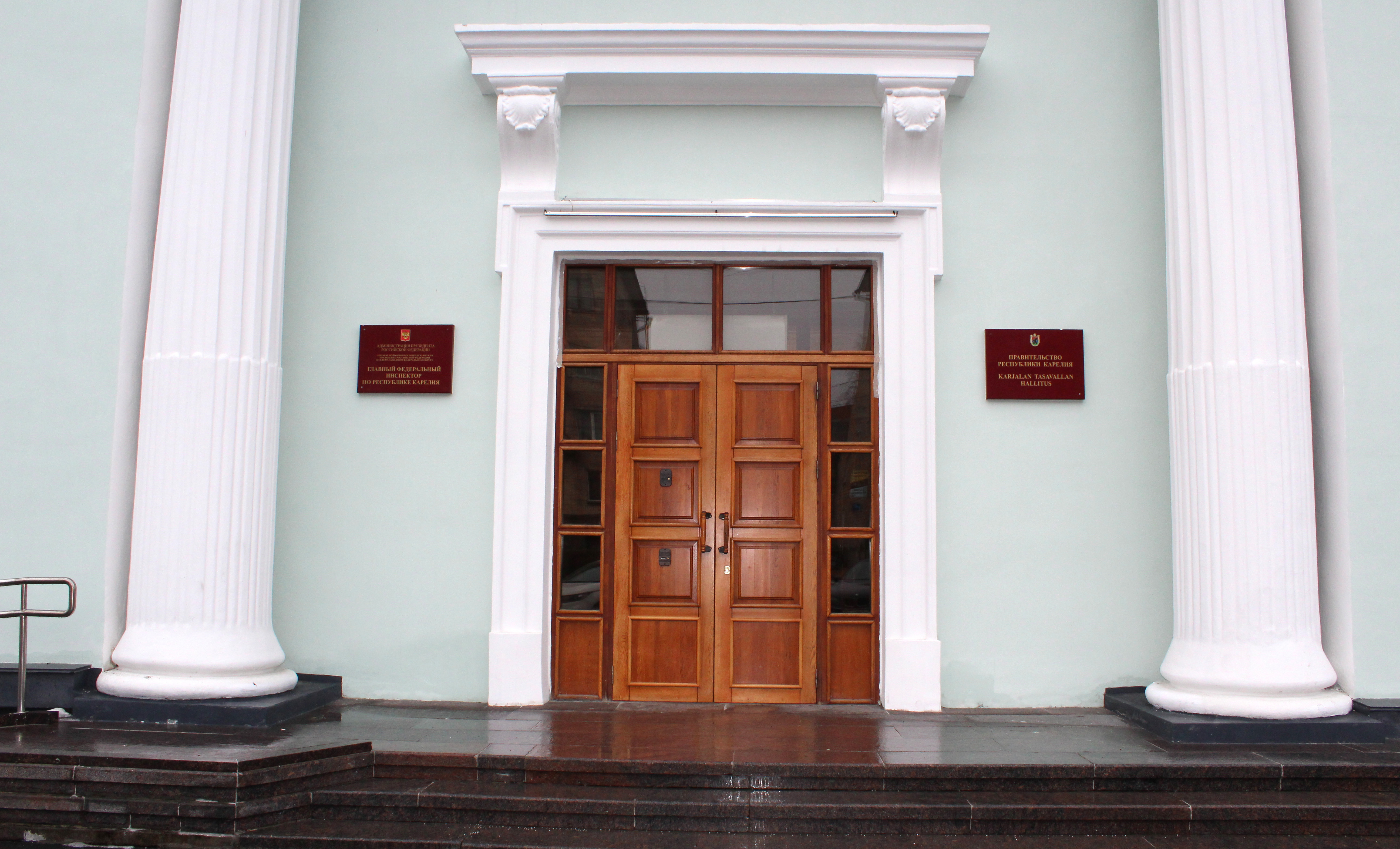 От охраны здания администрации главы Карелии потребовали быть «психологически устойчивыми к провокациям»
