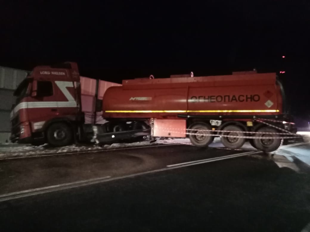 В Карелии автомобиль с огнеопасным грузом развернуло на обледеневшей дороге (ФОТО)