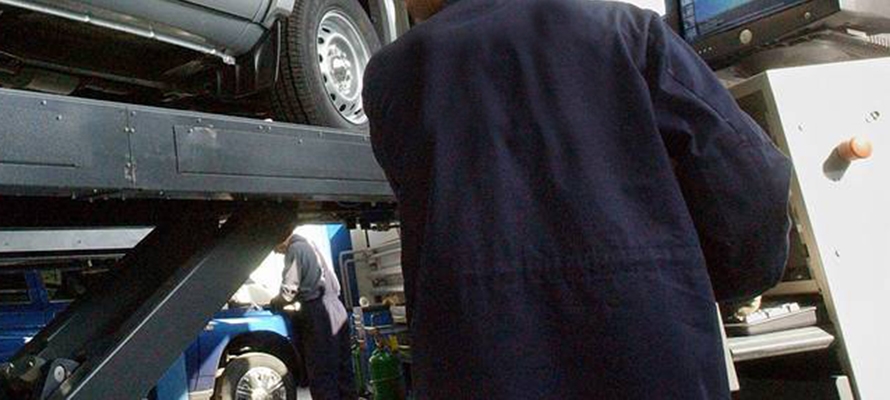 Автослесарь в Карелии саботировал ремонт машины, потратив деньги на еду и алкоголь