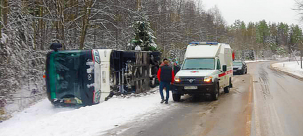 Туристический автобус перевернулся в Карелии — госпитализированы 5 человек (ФОТО)