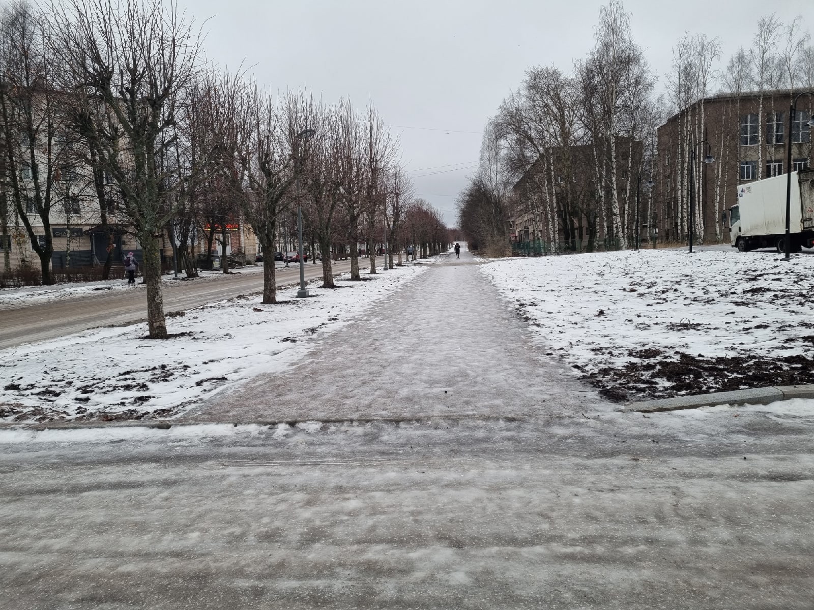 Тротуары города в Карелии покрылись опасным льдом (ФОТО)