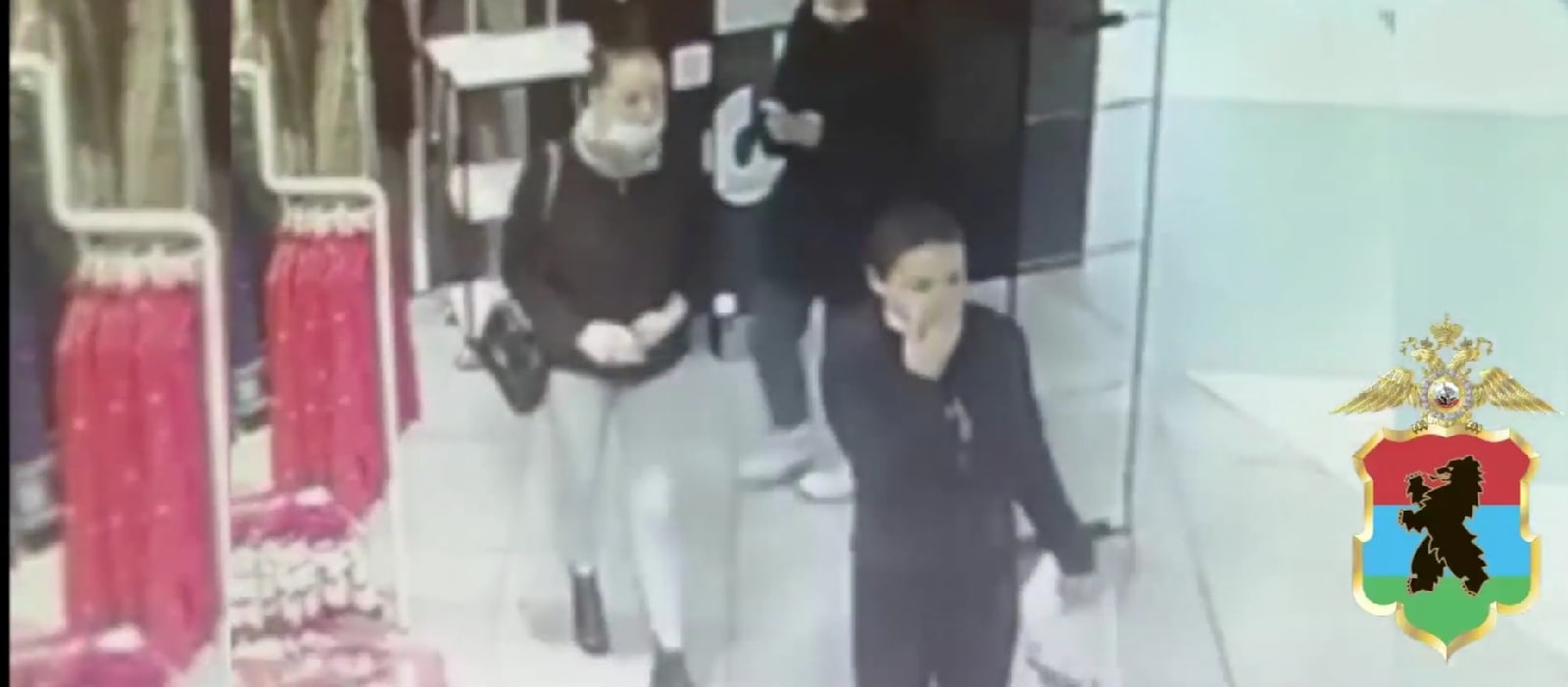 В Петрозаводске ищут двух девушек, подозреваемых в краже из торгового центра (ВИДЕО)