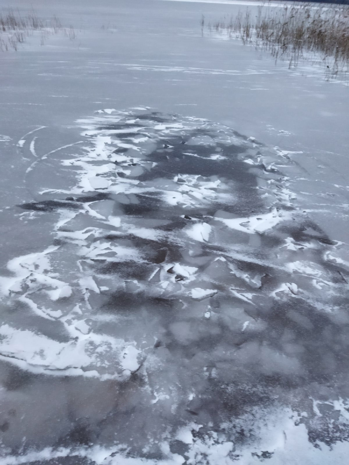 Рыбак провалился под лед на Ладожском озере в Карелии