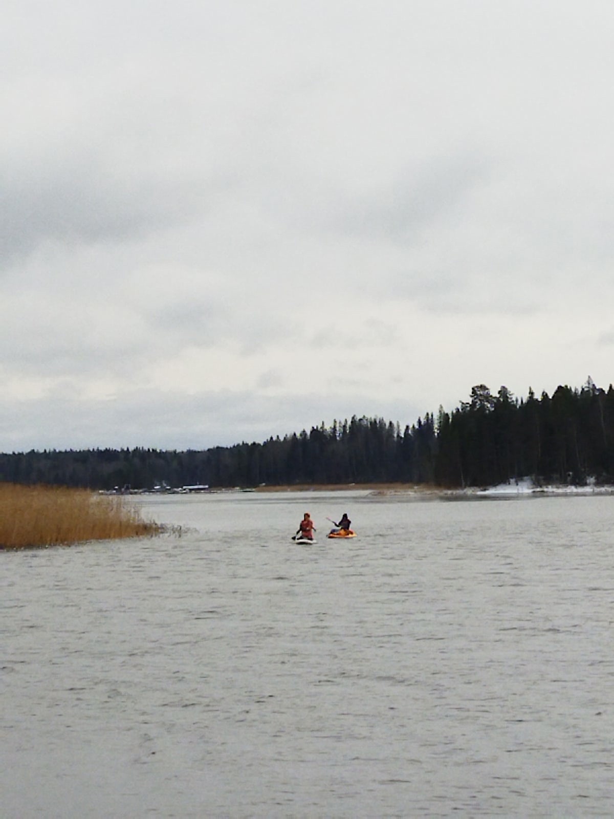 Туристы на САПах катаются по подмерзающему озеру в Карелии