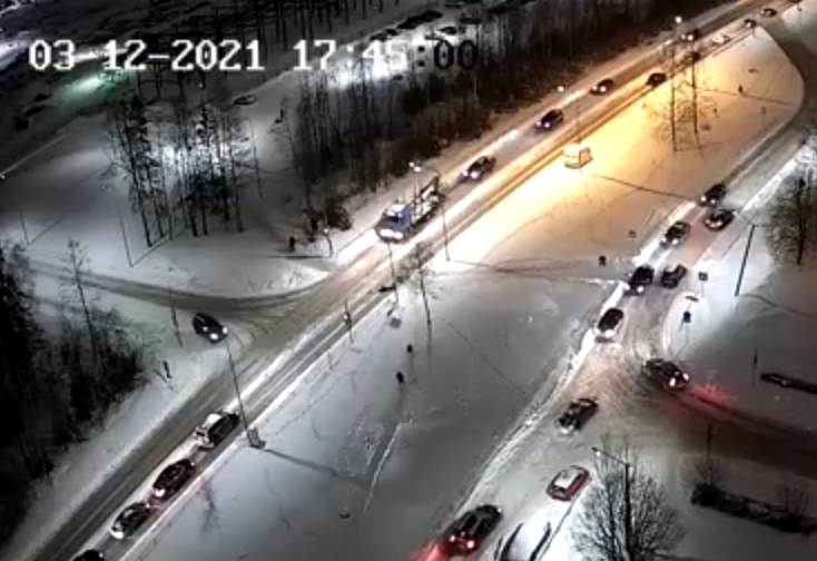 Переходивший дорогу пешеход рухнул на проезжей части в Петрозаводске, ему вызвали три «скорые» (ВИДЕО)