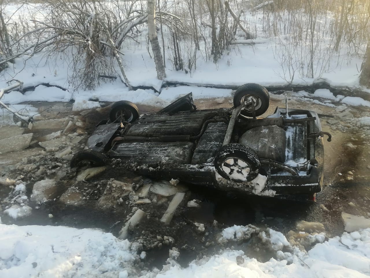 Водитель погиб, упав на машине в овраг с ледяной водой в районе Карелии