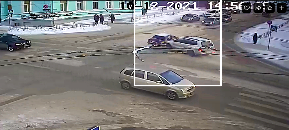 Кроссовер в Петрозаводске врезался в легковушку и протащил ее несколько метров  (ВИДЕО)