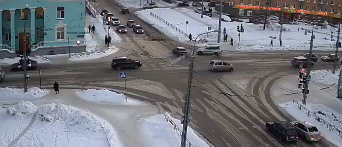 Два автомобиля жестко столкнулись на оживленном перекрестке в Петрозаводске (ВИДЕО) 