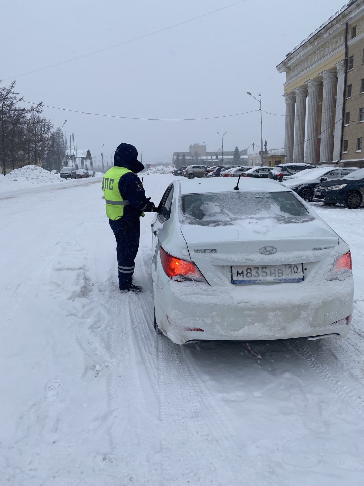 В Петрозаводске ловят водителей, пренебрегающих безопасностью 