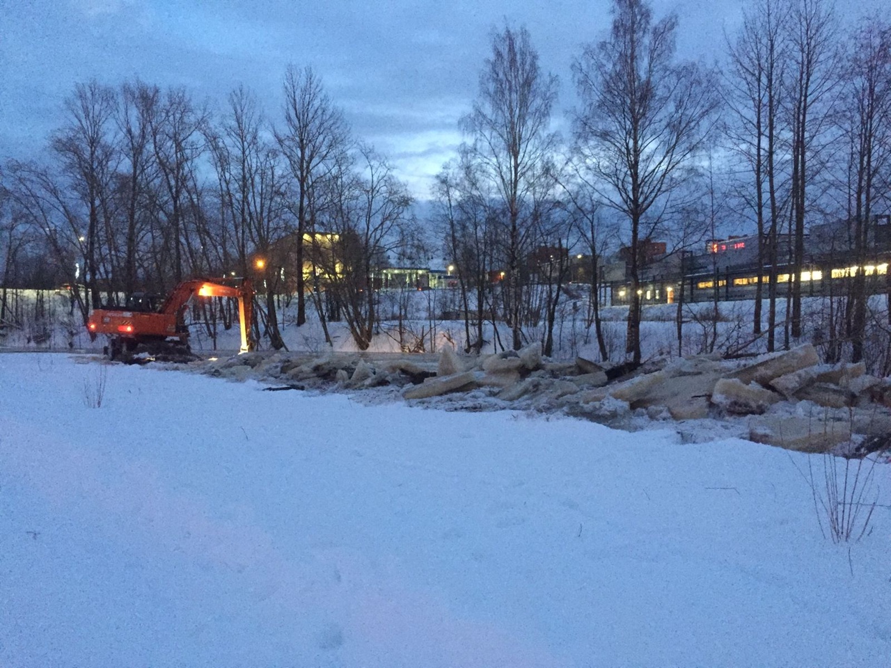 Река в Петрозаводске замерзла и вышла из берегов, затопив часть стадиона в центре города (ФОТО)