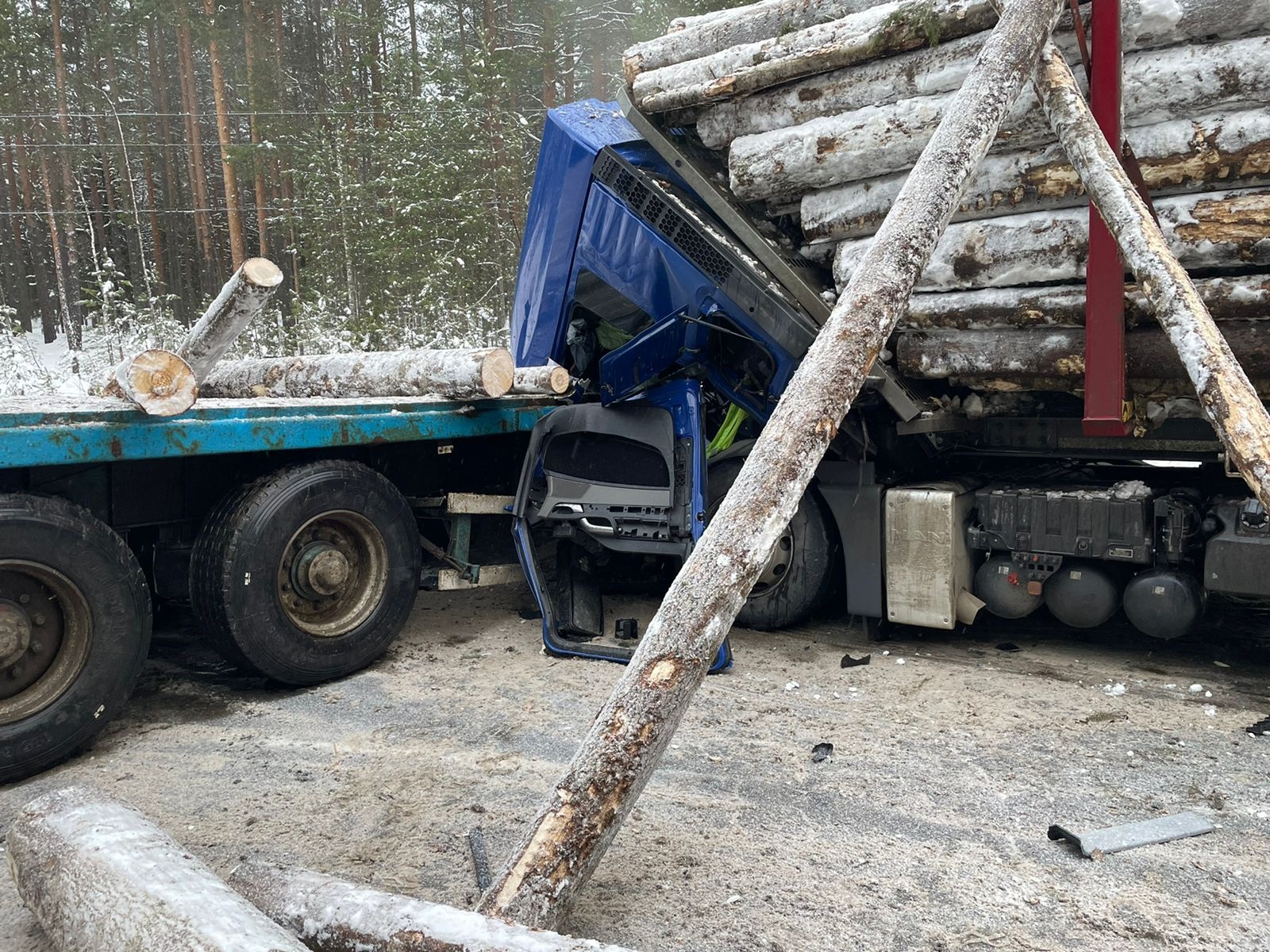 Водитель лесовоза попал в больницу после ДТП с камневозом на подъезде к Петрозаводску