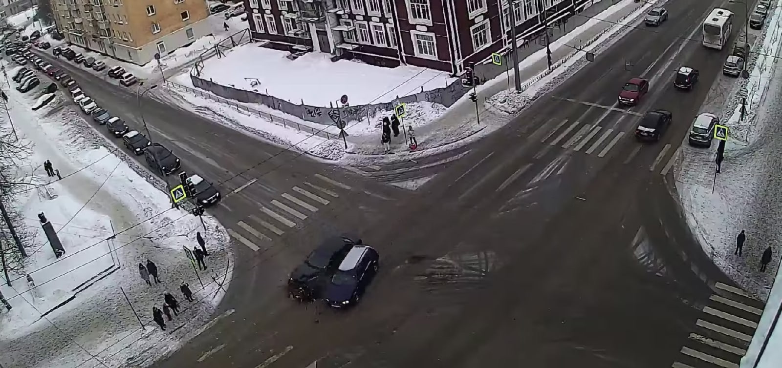 Автомобили раскидало по дороге после жесткого ДТП в центре Петрозаводска (ВИДЕО)