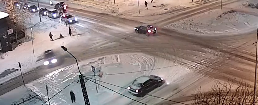 Автомобиль развернуло от удара на перекрестке в Петрозаводске (ВИДЕО)