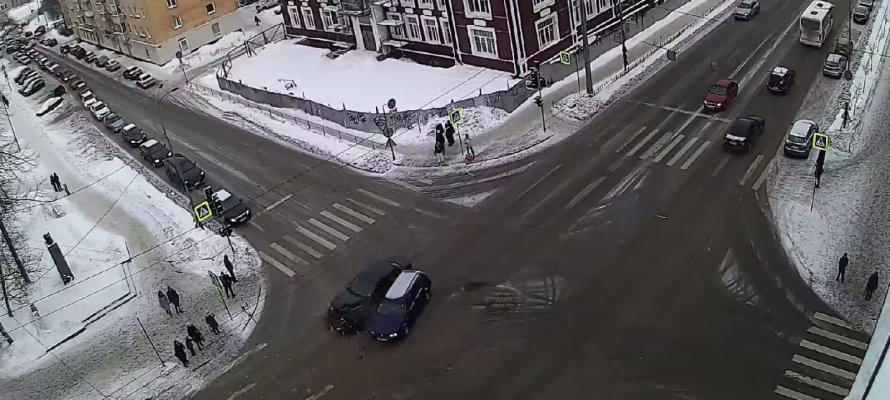 Два человека обратились в больницу после жесткого ДТП в центре Петрозаводска
