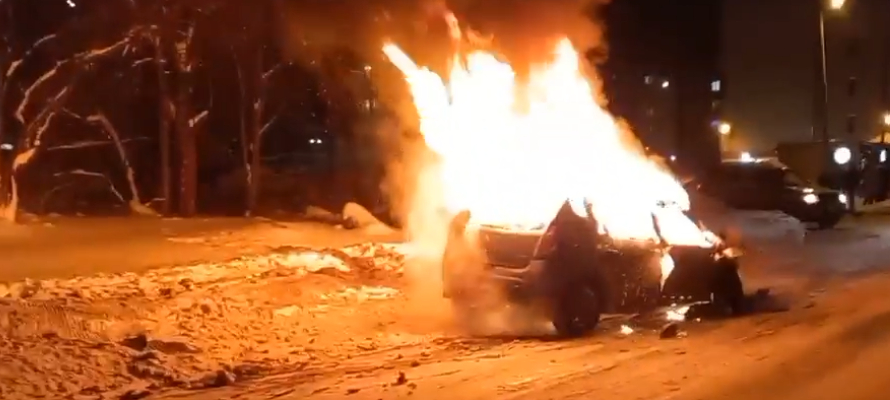 Мужчина с ребенком выскочили из горящего автомобиля в Петрозаводске (ВИДЕО)