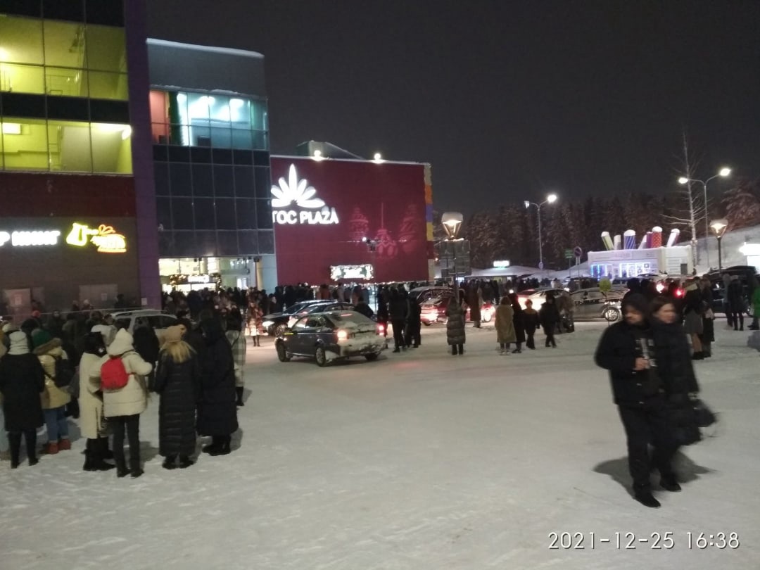 Посетителей ТЦ "Лотос Плаза" в Петрозаводске эвакуировали из-за сообщения о заминировании здания 