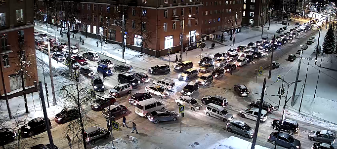 Перекресток в центре Петрозаводска погрузился в хаос из-за выключенного светофора (ФОТО)