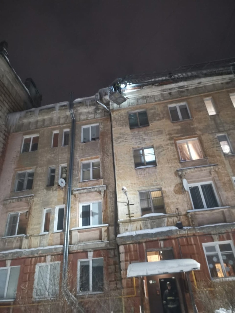 Сотрудники МЧС очистили от опасных сосулек кровли домов в Петрозаводске (ФОТО)