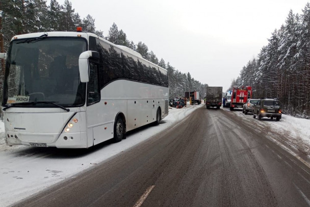 Туристический автобус попал в смертельное ДТП на трассе «Кола» недалеко от Карелии (ФОТО)