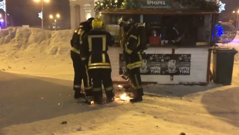 Торговый павильон загорелся на новогодней ярмарке в Петрозаводске 