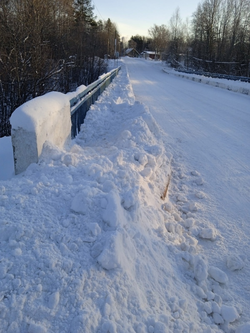 Жители деревни в Карелии остались без пешеходных переходов на мосту через реку (ФОТО)